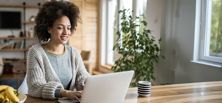 How to Choose Between Online & In-Person CME